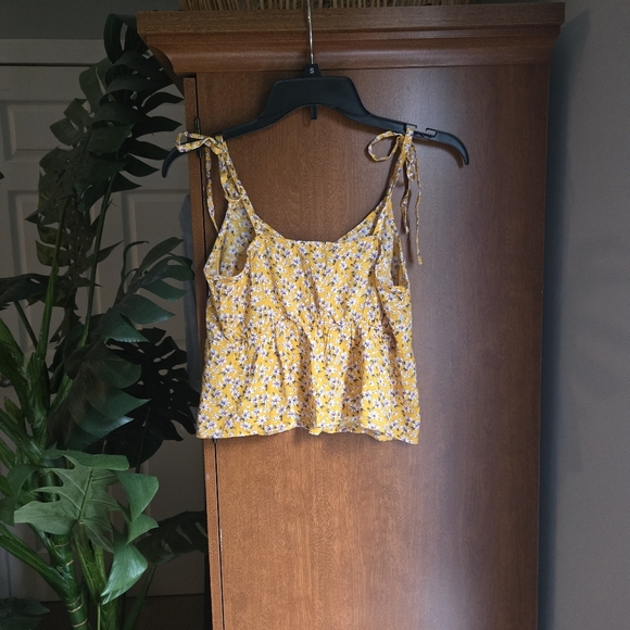 Hollister Yellow Flowy Crop Top Witb Tie Shoulder Straps - Picture 2 of 3